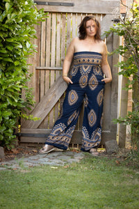 Strapless navy jumpsuit van Terra di Siena met bohemian print en wijde broekspijpen in een prachtige zomerlook.