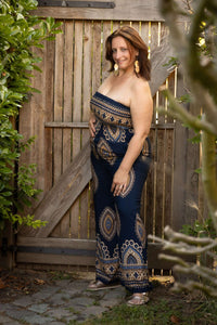 Elegante strapless navy jumpsuit met bohemian print, perfect voor een zomerse look.