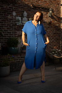 Doorknoopjurk kobaltblauw van Terra di Siena, perfect voor een stijlvolle zomerlook.