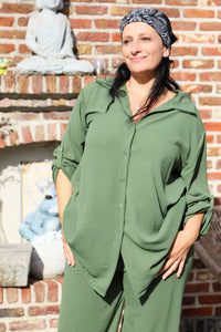 Olijfgroene blouse met knoopsluiting en oprolbare mouwen, 90 cm lang – damesmode She&Me Duffel, Lier, Mechelen.