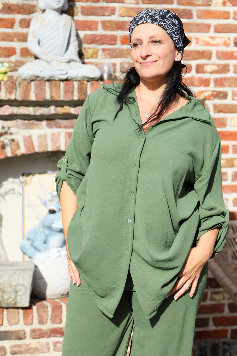 Olijfgroene blouse met knoopsluiting en oprolbare mouwen, 90 cm lang – damesmode She&Me Duffel, Lier, Mechelen.