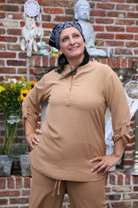 Mokka kleurige blouse met halve knoopsluiting en oprolbare mouwen – damesmode She&Me Duffel, Lier, Mechelen.