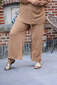 Camel broek met elastische taille en striklint, soepel vallende stof – She&Me damesmode Duffel, Lier, Mechelen.