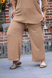 Camel broek met elastische taille en striklint, soepel vallende stof – She&Me damesmode Duffel, Lier, Mechelen.