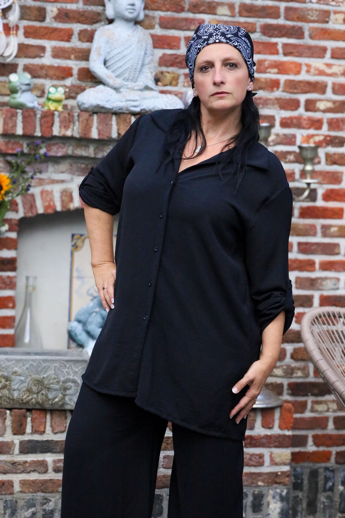 Zwarte  blouse met knoopsluiting en oprolbare mouwen, 90 cm lang – damesmode She&Me Duffel, Lier, Mechelen.