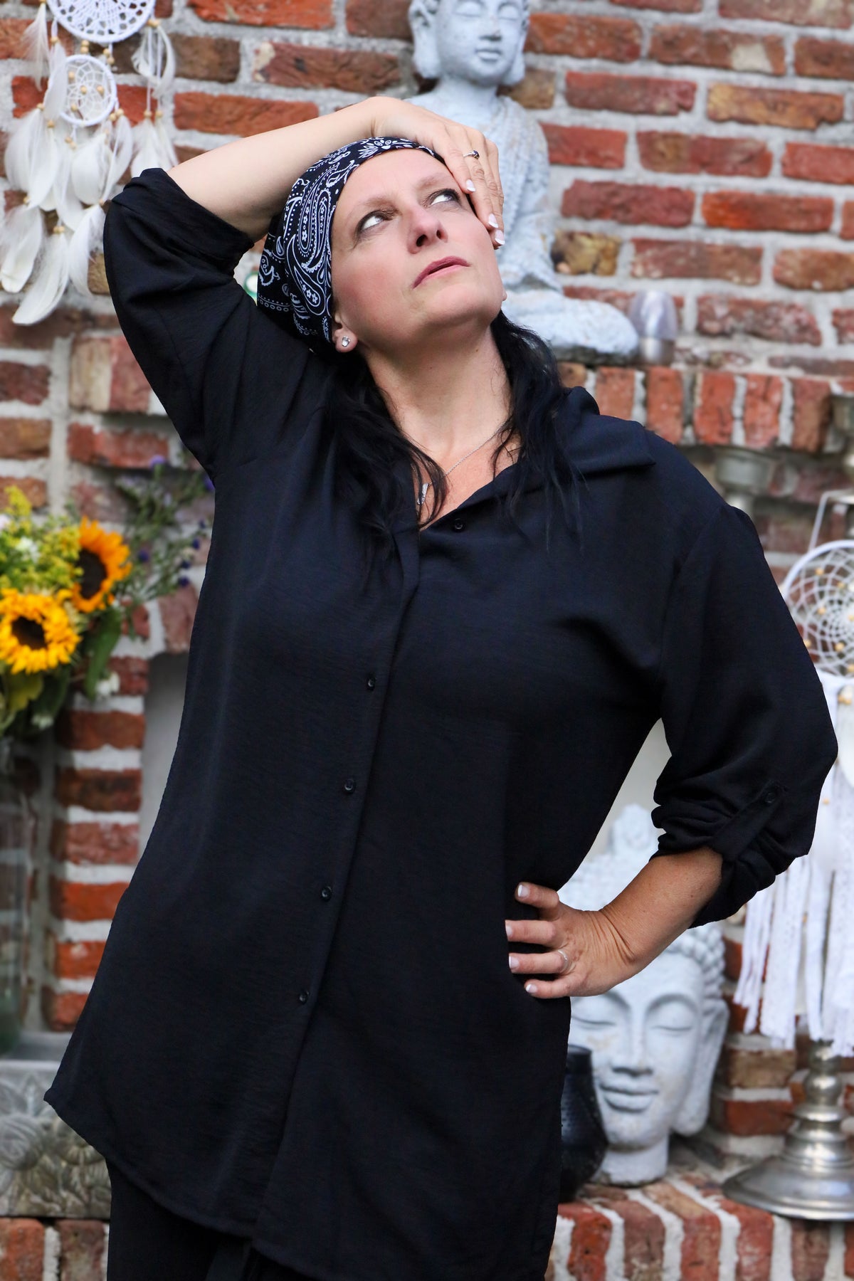 Zwarte  blouse met knoopsluiting en oprolbare mouwen, 90 cm lang – damesmode She&Me Duffel, Lier, Mechelen.