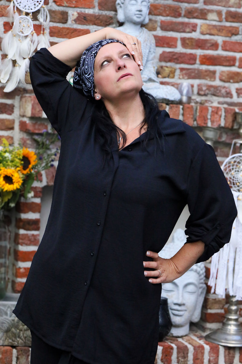 Zwarte  blouse met knoopsluiting en oprolbare mouwen, 90 cm lang – damesmode She&Me Duffel, Lier, Mechelen.