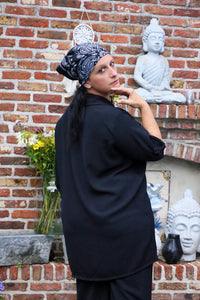 Zwarte  blouse met knoopsluiting en oprolbare mouwen, 90 cm lang – damesmode She&Me Duffel, Lier, Mechelen.