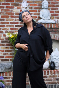 Zwarte  blouse met knoopsluiting en oprolbare mouwen, 90 cm lang – damesmode She&Me Duffel, Lier, Mechelen.