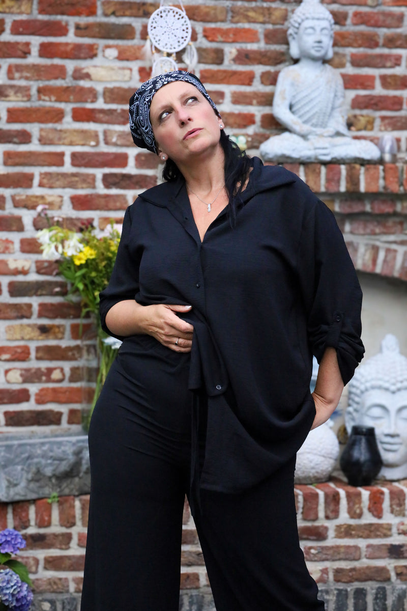 Zwarte  blouse met knoopsluiting en oprolbare mouwen, 90 cm lang – damesmode She&Me Duffel, Lier, Mechelen.