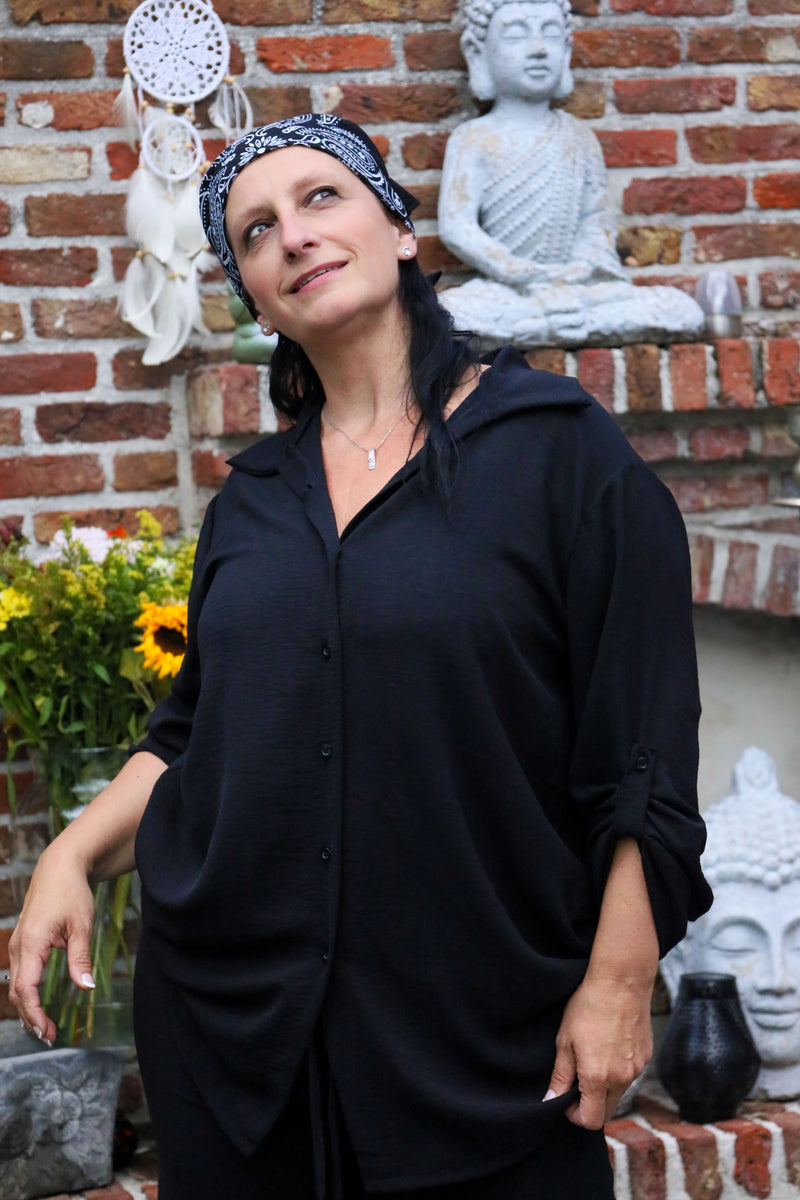 Zwarte  blouse met knoopsluiting en oprolbare mouwen, 90 cm lang – damesmode She&Me Duffel, Lier, Mechelen.