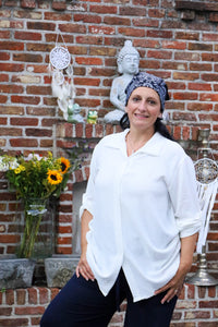 Witte blouse met knoopsluiting en oprolbare mouwen, 90 cm lang – damesmode She&Me Duffel, Lier, Mechelen.