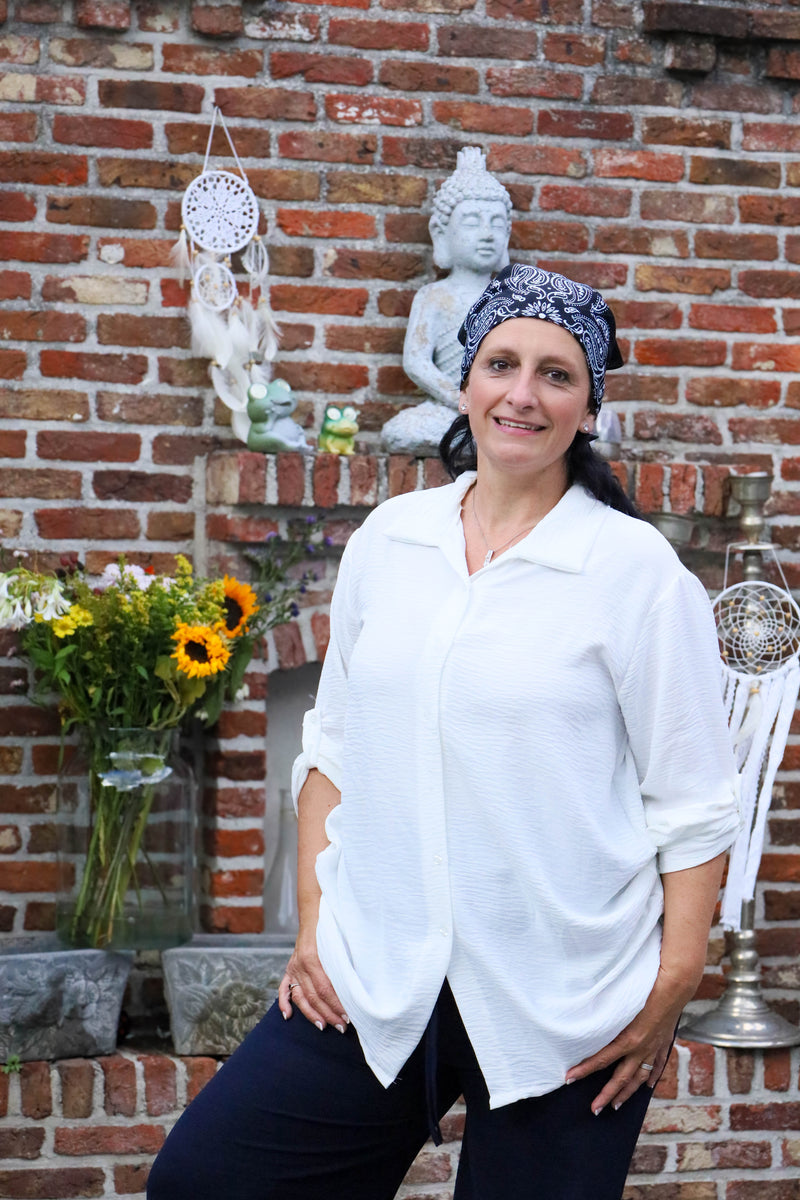 Witte blouse met knoopsluiting en oprolbare mouwen, 90 cm lang – damesmode She&Me Duffel, Lier, Mechelen.