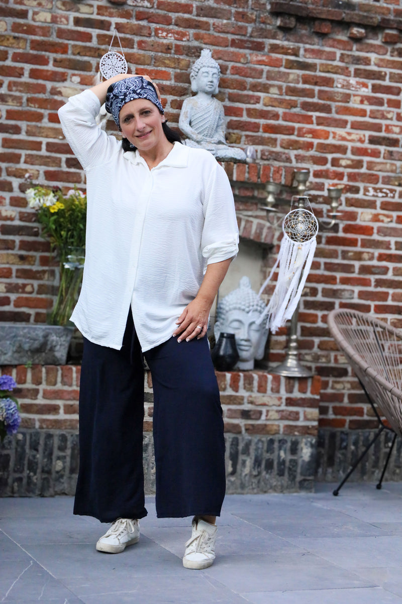 Witte blouse met knoopsluiting en oprolbare mouwen, 90 cm lang – damesmode She&Me Duffel, Lier, Mechelen.