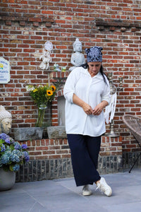 Witte blouse met knoopsluiting en oprolbare mouwen, 90 cm lang – damesmode She&Me Duffel, Lier, Mechelen.