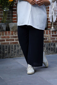 Marineblauwe broek met elastische taille en striklint, soepel vallende stof – She&Me damesmode Duffel, Lier, Mechelen.