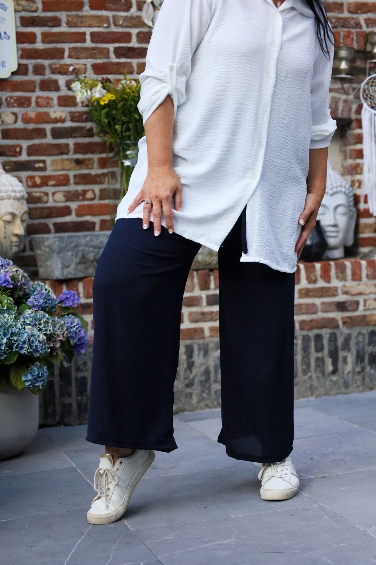 Marineblauwe broek met elastische taille en striklint, soepel vallende stof – She&Me damesmode Duffel, Lier, Mechelen.