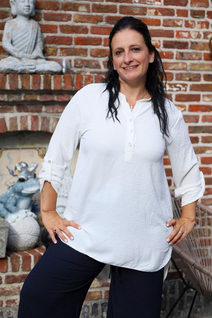 Witte blouse met halve knoopsluiting en oprolbare mouwen – damesmode She&Me Duffel, Lier, Mechelen.