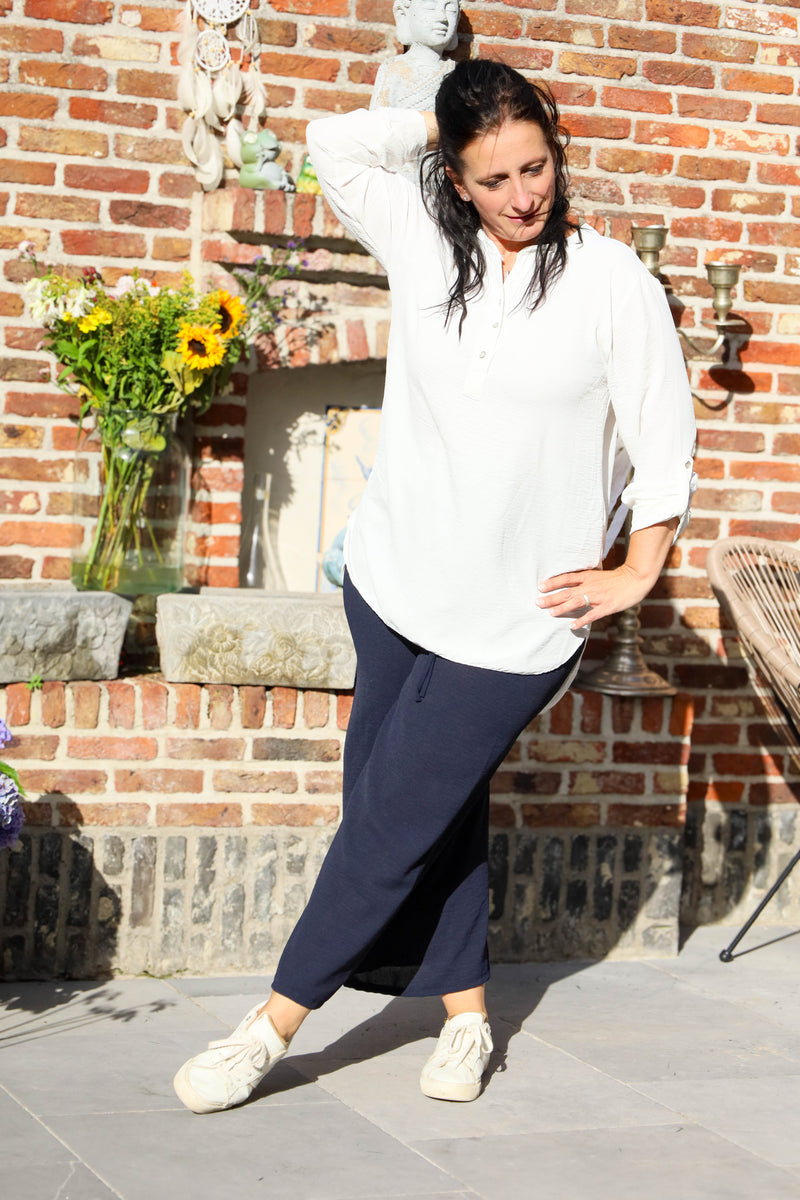 Marineblauwe broek met elastische taille en striklint, soepel vallende stof – She&Me damesmode Duffel, Lier, Mechelen.