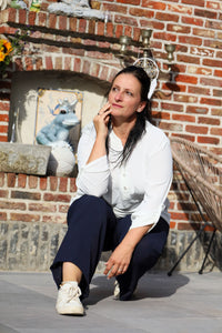 Witte blouse met halve knoopsluiting en oprolbare mouwen – damesmode She&Me Duffel, Lier, Mechelen.