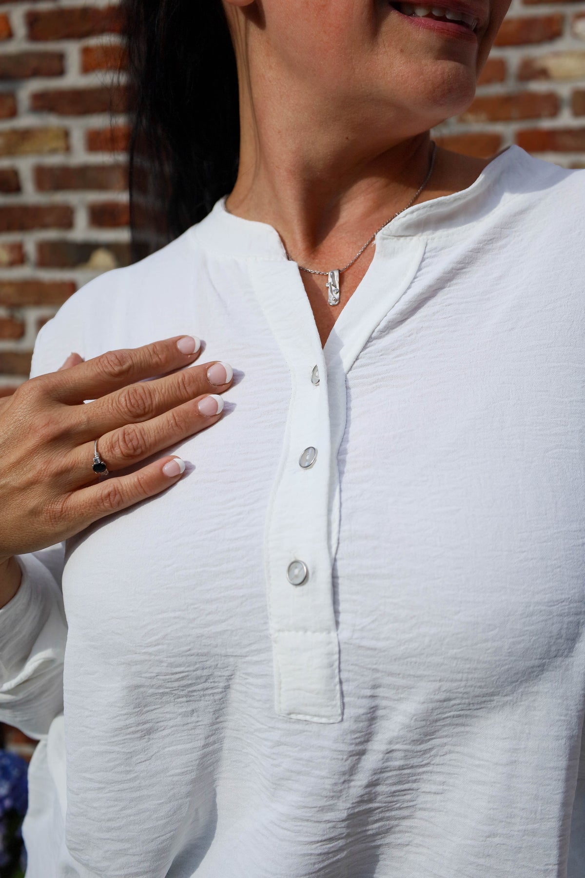 Witte blouse met halve knoopsluiting en oprolbare mouwen – damesmode She&Me Duffel, Lier, Mechelen.