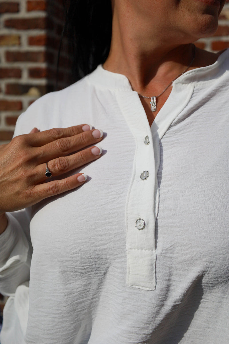 Witte blouse met halve knoopsluiting en oprolbare mouwen – damesmode She&Me Duffel, Lier, Mechelen.