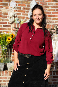 Burgundy kleurige blouse met halve knoopsluiting en oprolbare mouwen – damesmode She&Me Duffel, Lier, Mechelen.