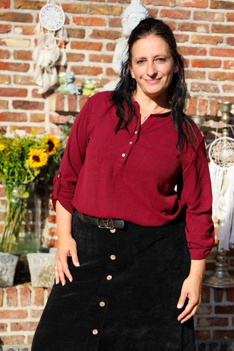 Burgundy kleurige blouse met halve knoopsluiting en oprolbare mouwen – damesmode She&Me Duffel, Lier, Mechelen.