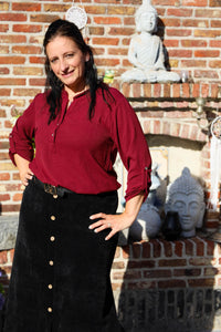 Burgundy kleurige blouse met halve knoopsluiting en oprolbare mouwen – damesmode She&Me Duffel, Lier, Mechelen.