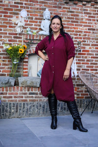 Burgundy hemdjurk van She&Me in soepel polyester met knopen vooraan – damesmode Duffel, Lier, Mechelen.