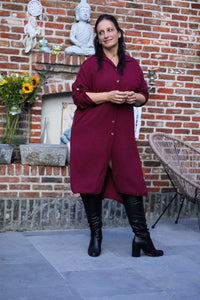 Burgundy hemdjurk van She&Me in soepel polyester met knopen vooraan – damesmode Duffel, Lier, Mechelen.