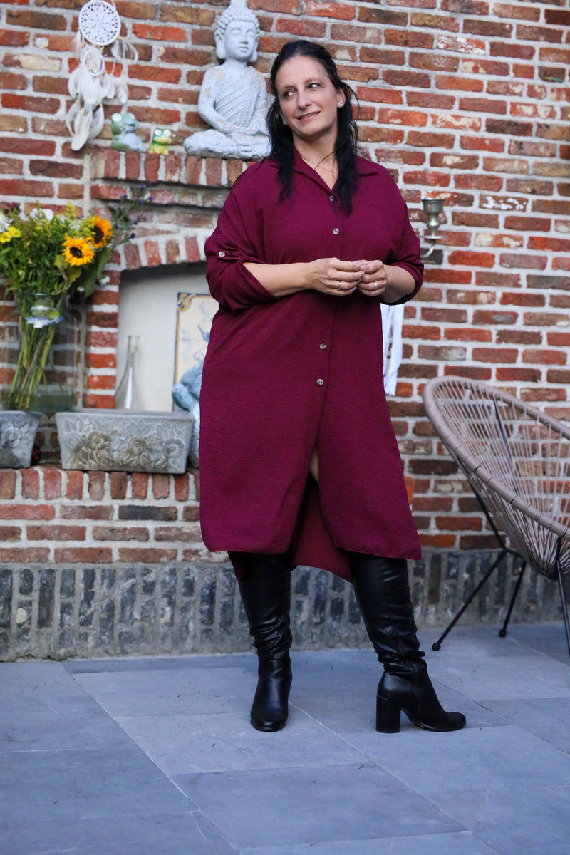 Burgundy hemdjurk van She&Me in soepel polyester met knopen vooraan – damesmode Duffel, Lier, Mechelen.