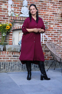 Burgundy hemdjurk van She&Me in soepel polyester met knopen vooraan – damesmode Duffel, Lier, Mechelen.
