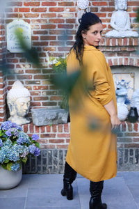 Okergele hemdjurk van She&Me in soepel polyester met knopen vooraan – damesmode Duffel, Lier, Mechelen.