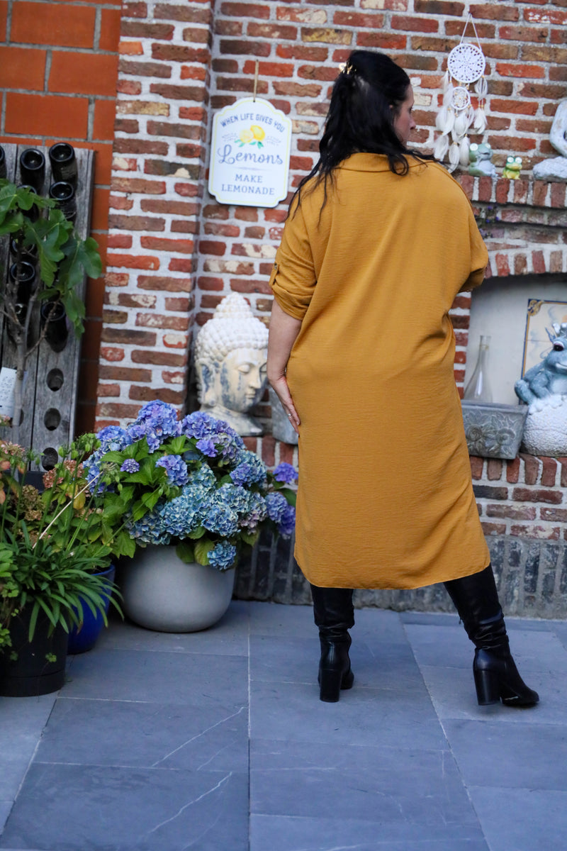 Okergele hemdjurk van She&Me in soepel polyester met knopen vooraan – damesmode Duffel, Lier, Mechelen.
