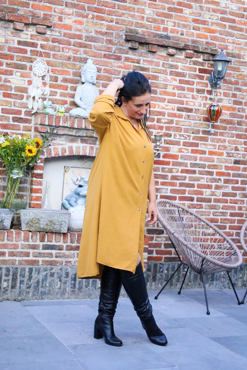 Okergele hemdjurk van She&Me in soepel polyester met knopen vooraan – damesmode Duffel, Lier, Mechelen.