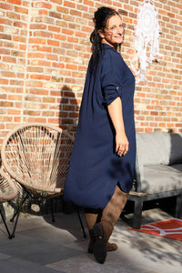 Marineblauwe hemdjurk van She&Me in soepel polyester met knopen vooraan – damesmode Duffel, Lier, Mechelen.