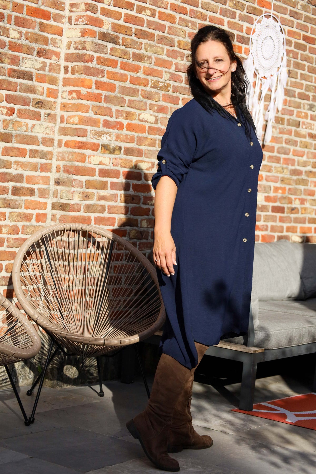 Marineblauwe hemdjurk van She&Me in soepel polyester met knopen vooraan – damesmode Duffel, Lier, Mechelen.