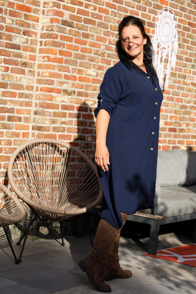 Marineblauwe hemdjurk van She&Me in soepel polyester met knopen vooraan – damesmode Duffel, Lier, Mechelen.