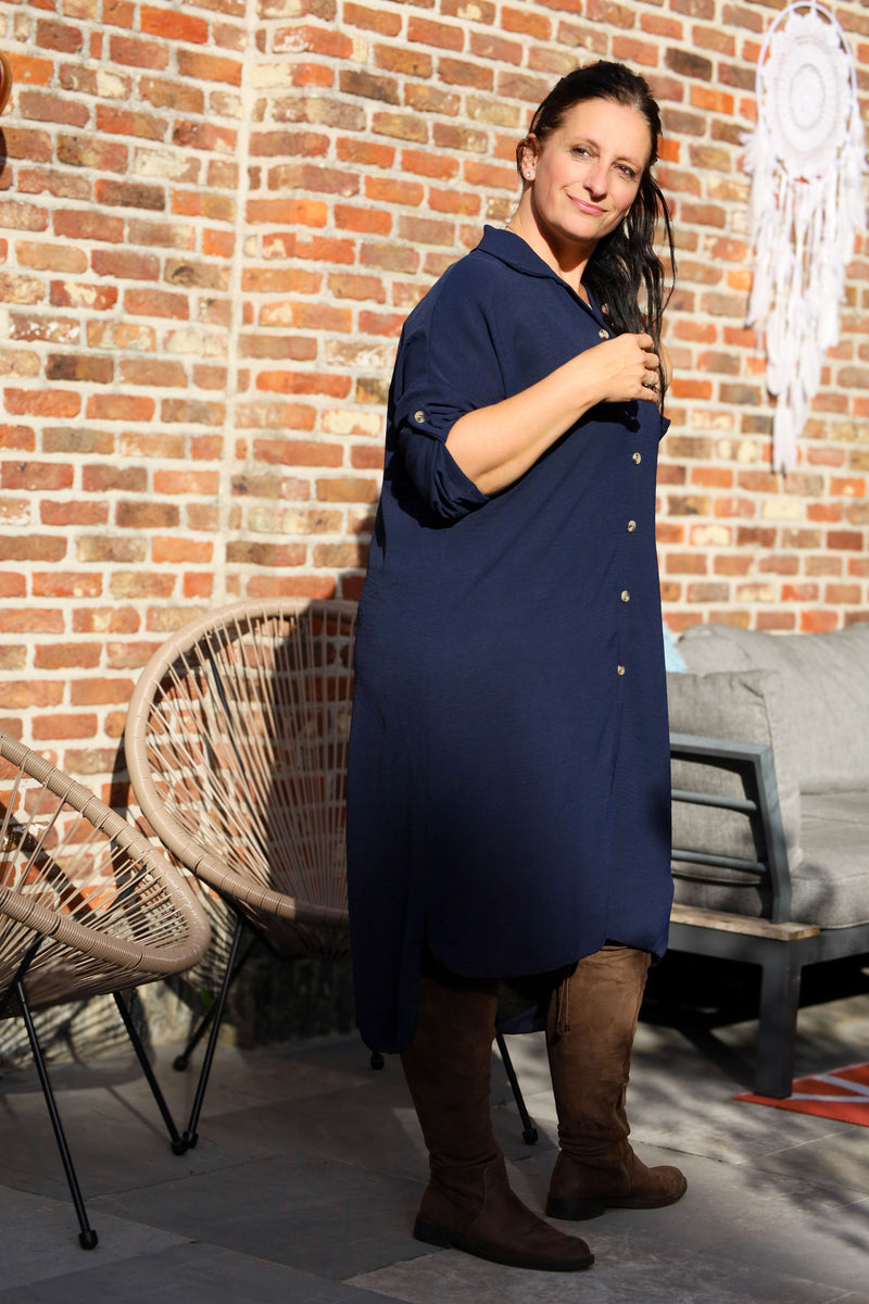 Marineblauwe hemdjurk van She&Me in soepel polyester met knopen vooraan – damesmode Duffel, Lier, Mechelen.