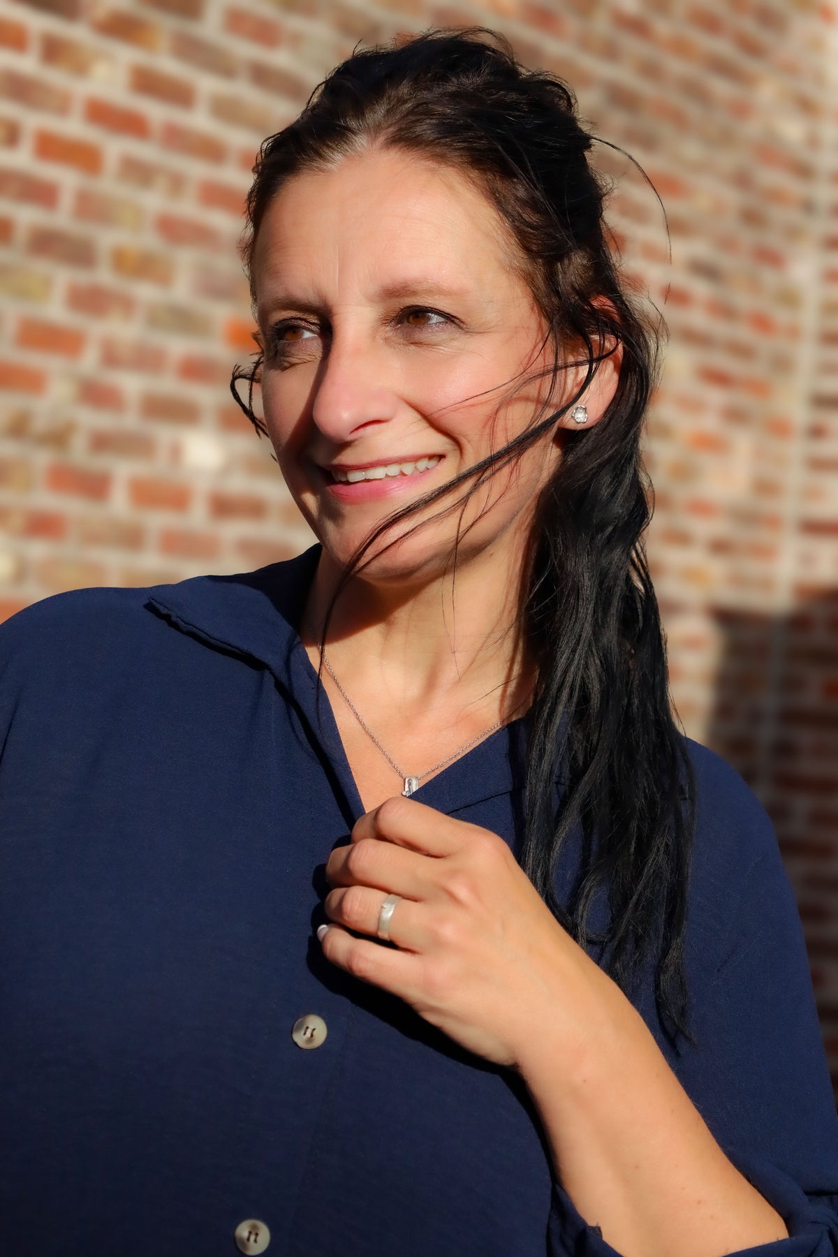 Marineblauwe hemdjurk van She&Me in soepel polyester met knopen vooraan – damesmode Duffel, Lier, Mechelen.