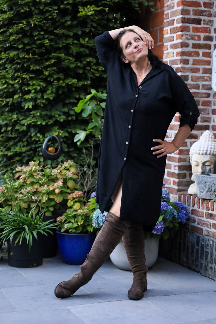 Zwarte hemdjurk van She&Me in soepel polyester met knopen vooraan – damesmode Duffel, Lier, Mechelen.