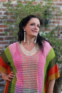 Kleurrijke gehaakte poncho voor dames, one-size maat 40-48, met franjes, gefotografeerd in tuinsetting – damesmode Duffel