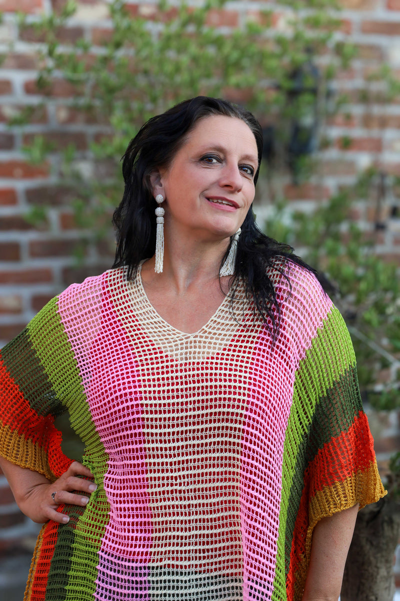 Kleurrijke gehaakte poncho voor dames, one-size maat 40-48, met franjes, gefotografeerd in tuinsetting – damesmode Duffel