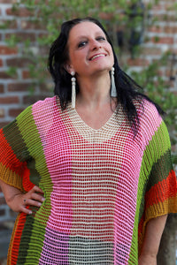Kleurrijke gehaakte poncho voor dames, one-size maat 40-48, met franjes, gefotografeerd in tuinsetting – damesmode Duffel