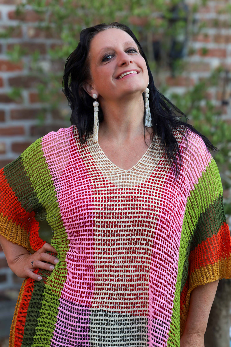 Kleurrijke gehaakte poncho voor dames, one-size maat 40-48, met franjes, gefotografeerd in tuinsetting – damesmode Duffel
