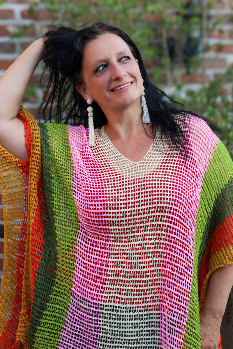 Kleurrijke gehaakte poncho voor dames, one-size maat 40-48, met franjes, gefotografeerd in tuinsetting – damesmode Duffel