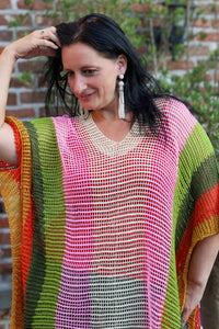 Kleurrijke gehaakte poncho voor dames, one-size maat 40-48, met franjes, gefotografeerd in tuinsetting – damesmode Duffel
