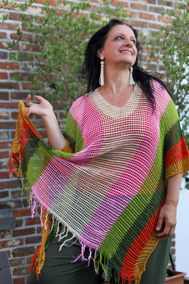 Kleurrijke gehaakte poncho voor dames, one-size maat 40-48, met franjes, gefotografeerd in tuinsetting – damesmode Duffel