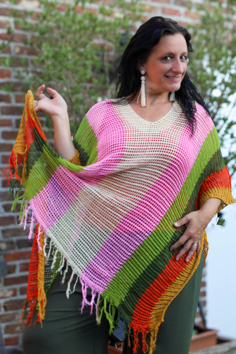 Kleurrijke gehaakte poncho voor dames, one-size maat 40-48, met franjes, gefotografeerd in tuinsetting – damesmode Duffel
